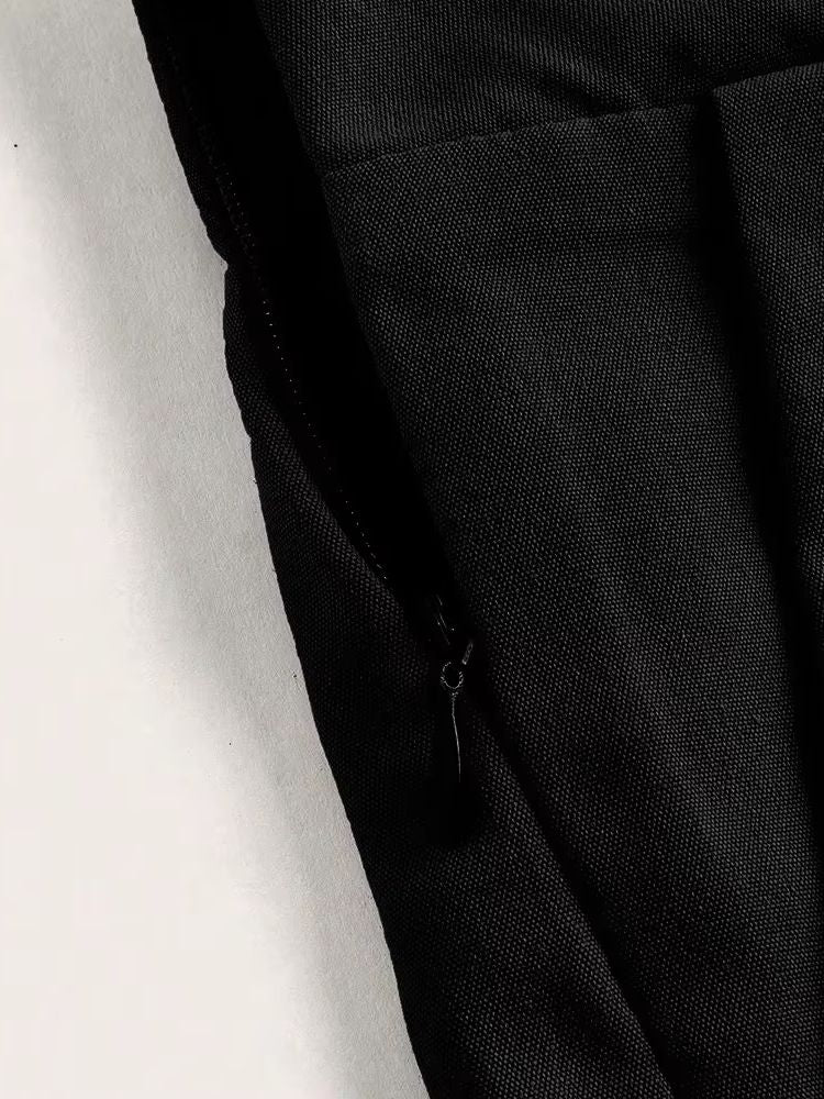 Detalhe do shorts preto exibindo fechamento lateral em zíper e acabamento interno
