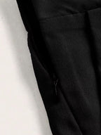 Detalhe do shorts preto exibindo fechamento lateral em zíper e acabamento interno
