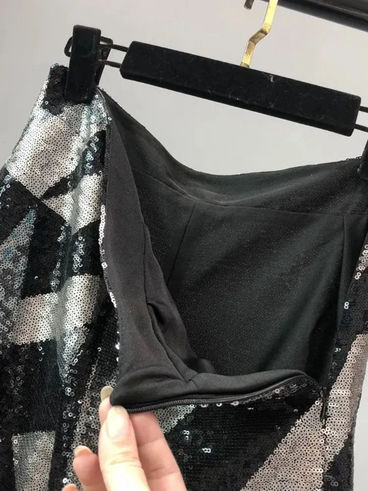 Shorts feminino de paetês preto e prata padrão geométrico moderno
