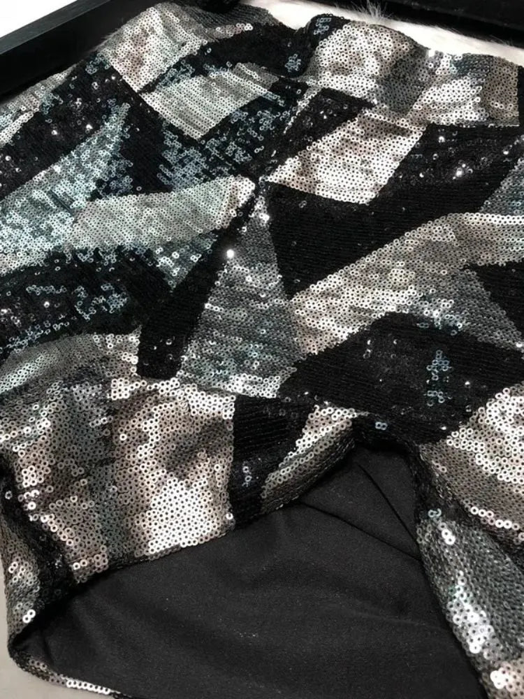 Shorts feminino brilhoso de paetês ideal para looks noturnos e festa
