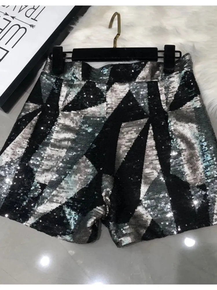 Shorts curto feminino paetês preto prata com corte reto elegante