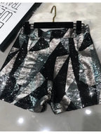 Shorts curto feminino paetês preto prata com corte reto elegante