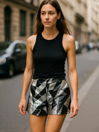 Shorts feminino curto de paetês geométrico preto e prata estilo festa
